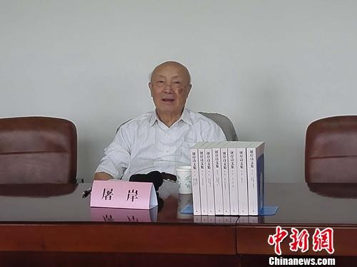 93歲著名詩人、翻譯家屠岸。