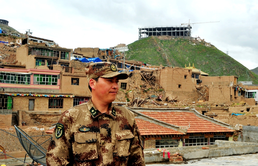 溫青在玉樹震后重建中.JPG